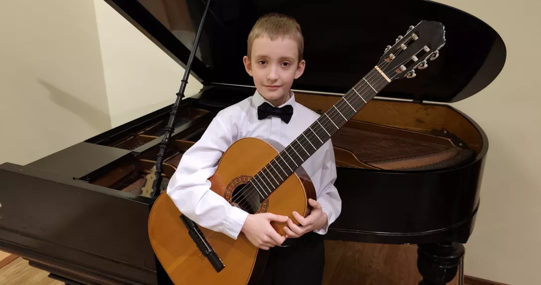 Franciszek Kopytowski z 6b z gitarą. 