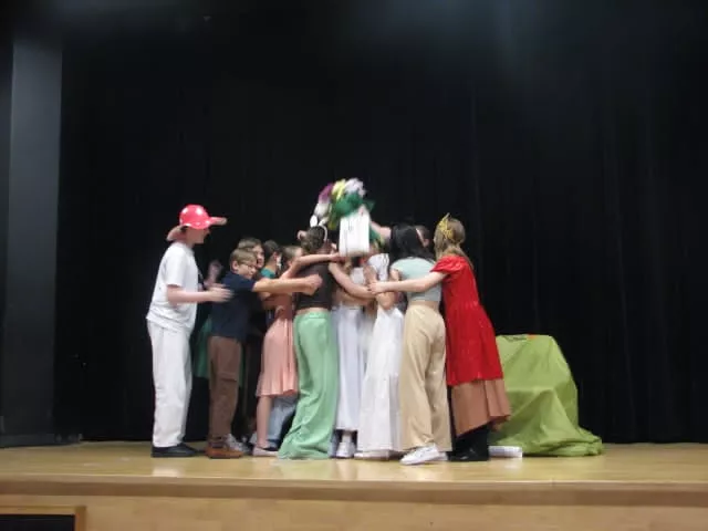 Zdjęcie ze spektaklu "Alicje" w wykonaniu teatru Beznazwy. 