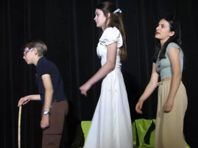 Zdjęcie ze spektaklu "Alicje" w wykonaniu teatru Beznazwy. 