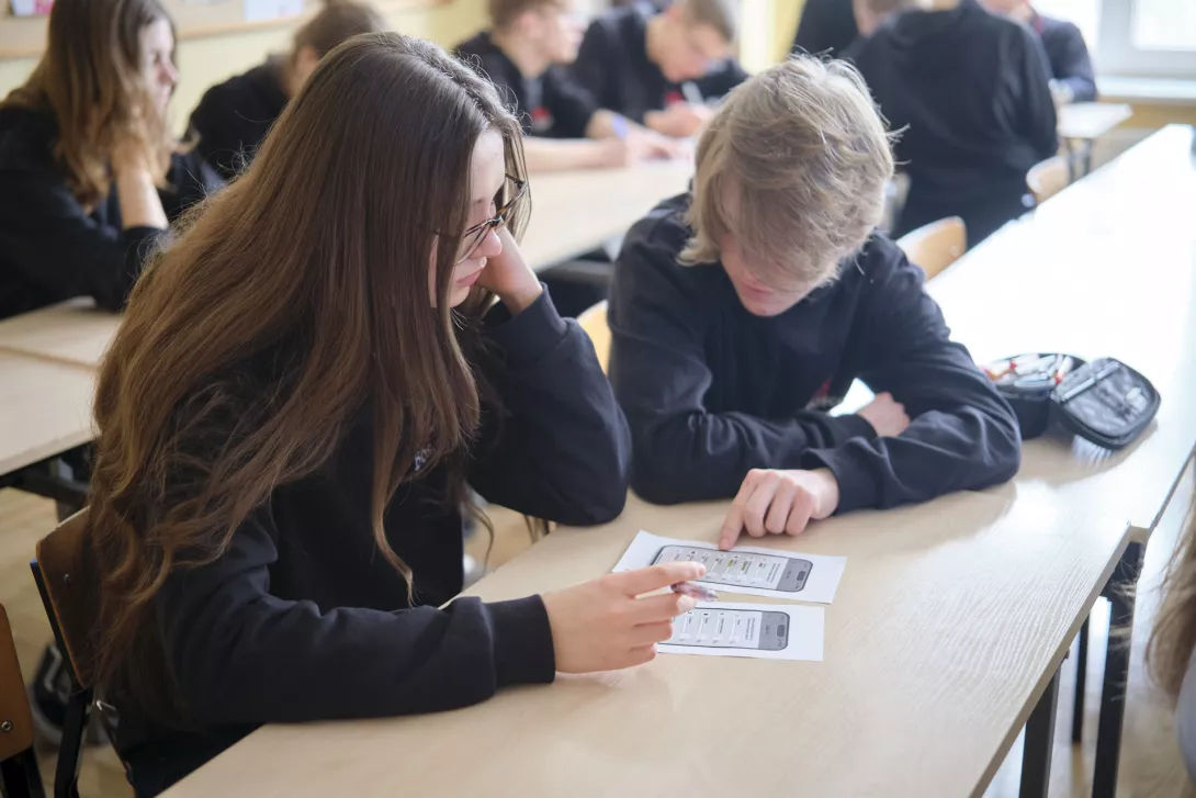 Spotkanie rekolekcyjne w klasach prowadzone przez animatorów. (fot. Amelia Szymańska)