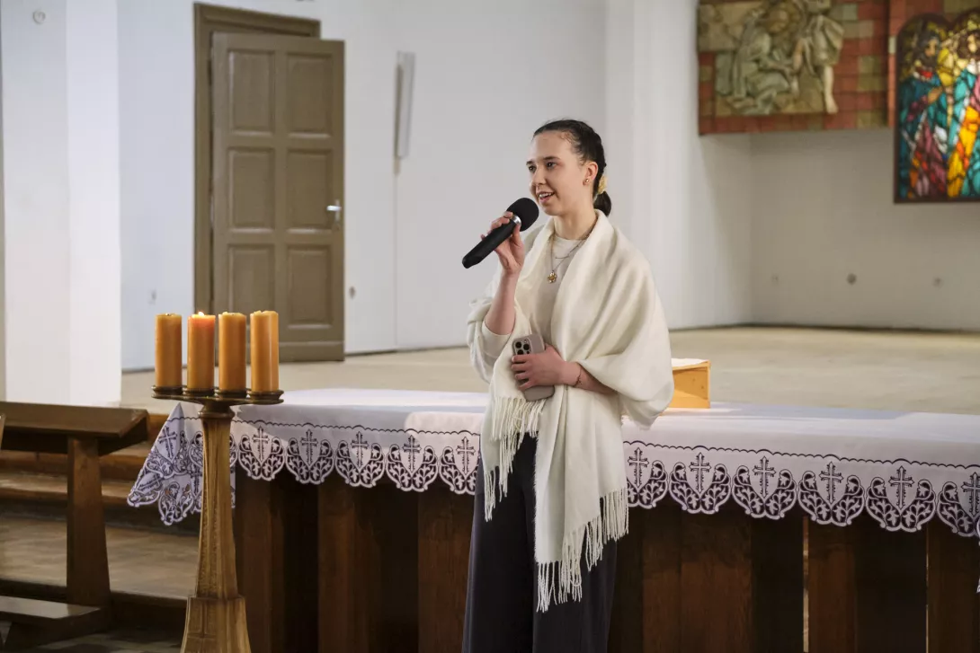 Dorota głosi świadectwo. (fot. Agnieszka Guminiak)