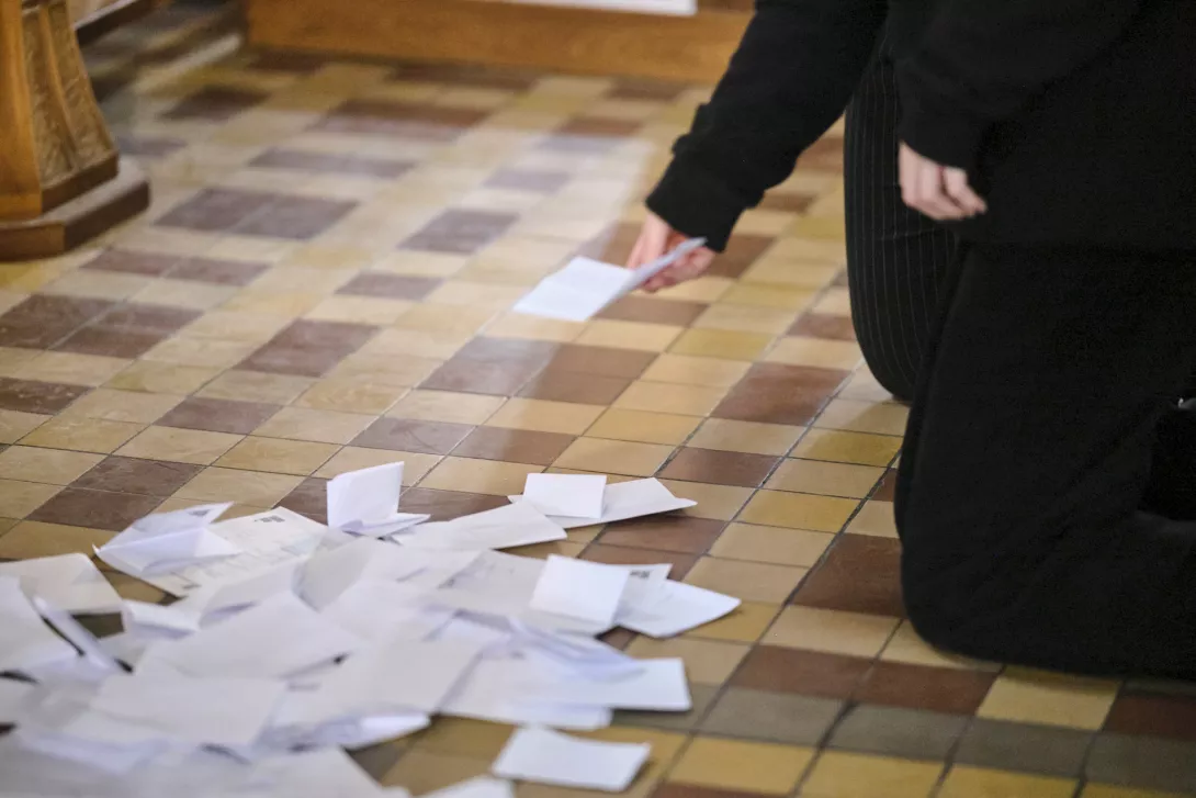 Wypełnione CV uczniowie składają przed Najświętszym Sakramentem. (fot. Amelia Szymańska)