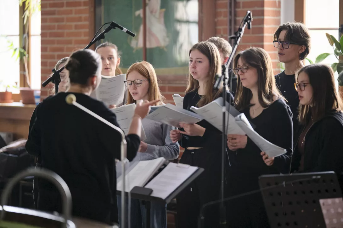 Spotkanie animuje zespół muzyczny. (fot. Amelia Szymańska)