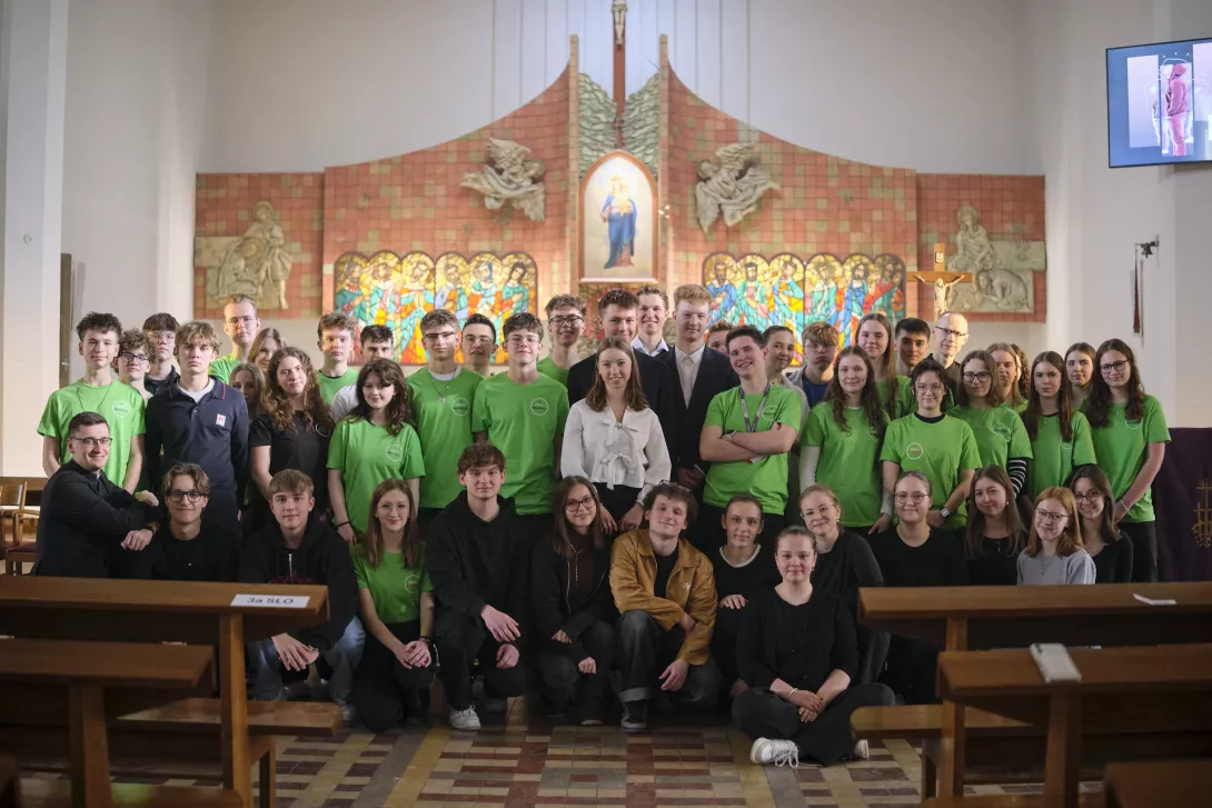 Wolontariusze, ministranci, muzycy zaangażowanie w szkolne rekolekcje. (fot. Amelia Szymańska)