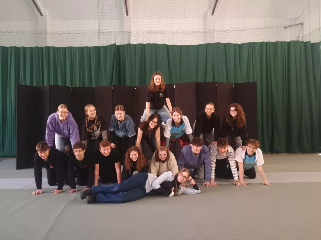 Zdjęcie grupowe teatru Beznazwy w czasie Przeglądu Inicjatyw Teatralnych w Ostródzie. 