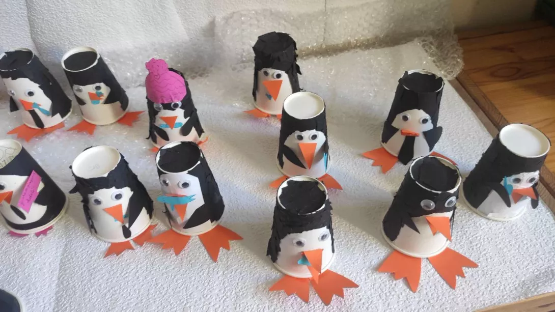 Makieta pingwinów Adeli wykonana przez uczennice klasy 2a