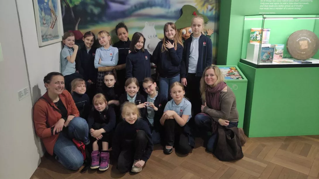Klasa 2a, pamiątkowe zdjęcie z wystawy poświęconej Muminkom w Muzeum Kinematografii w Łodzi 