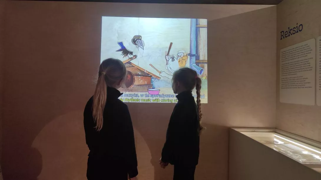 Uczennice podczas zwiedzania wystawy Pałac Pełen Bajek w Muzeum Kinematografii w Łodzi 