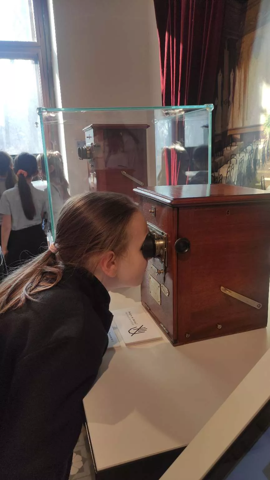 Uczennica oglądająca obraz przez mutoskop 