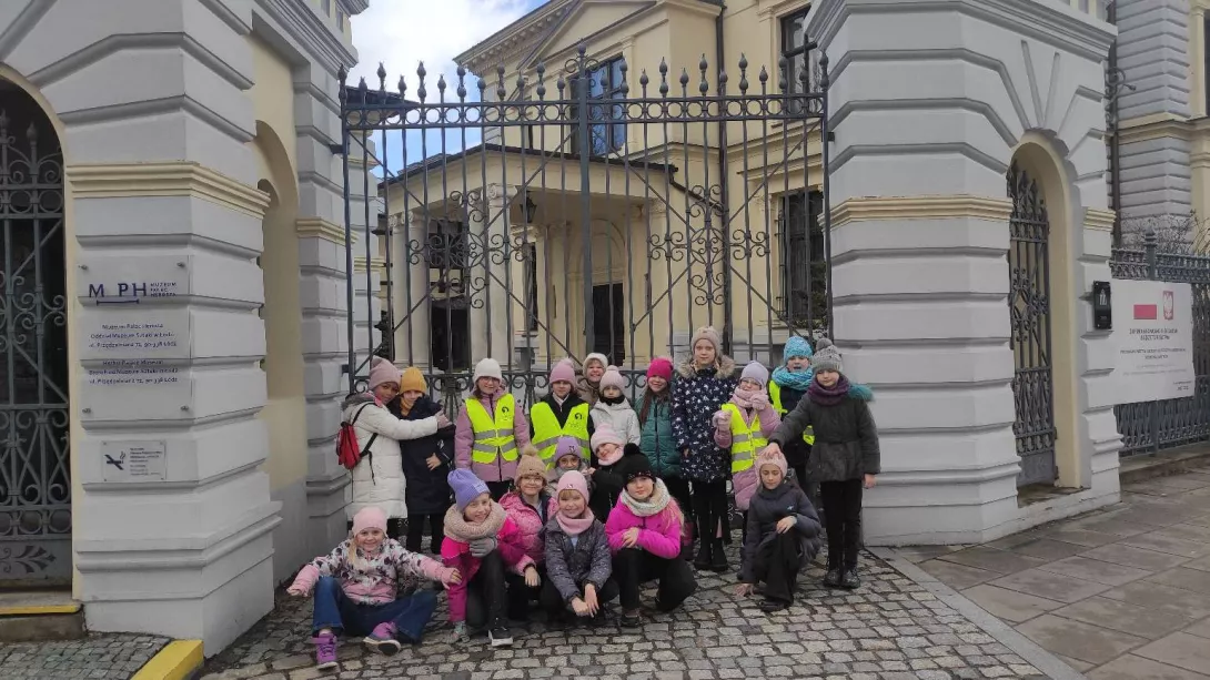 Klasa 2a przed budynkiem Muzeum Pałac Herbsta 