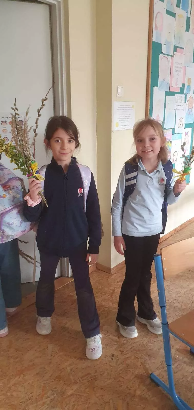 Dziewczynki z klasy 2a SSP podczas warsztatów robienia palm wielkanocnych w czasie świetlicy