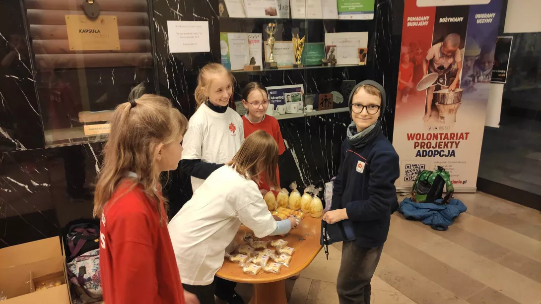 Wolontariusze SKC podczas akcji Wielkanocne Dzieło Caritas 