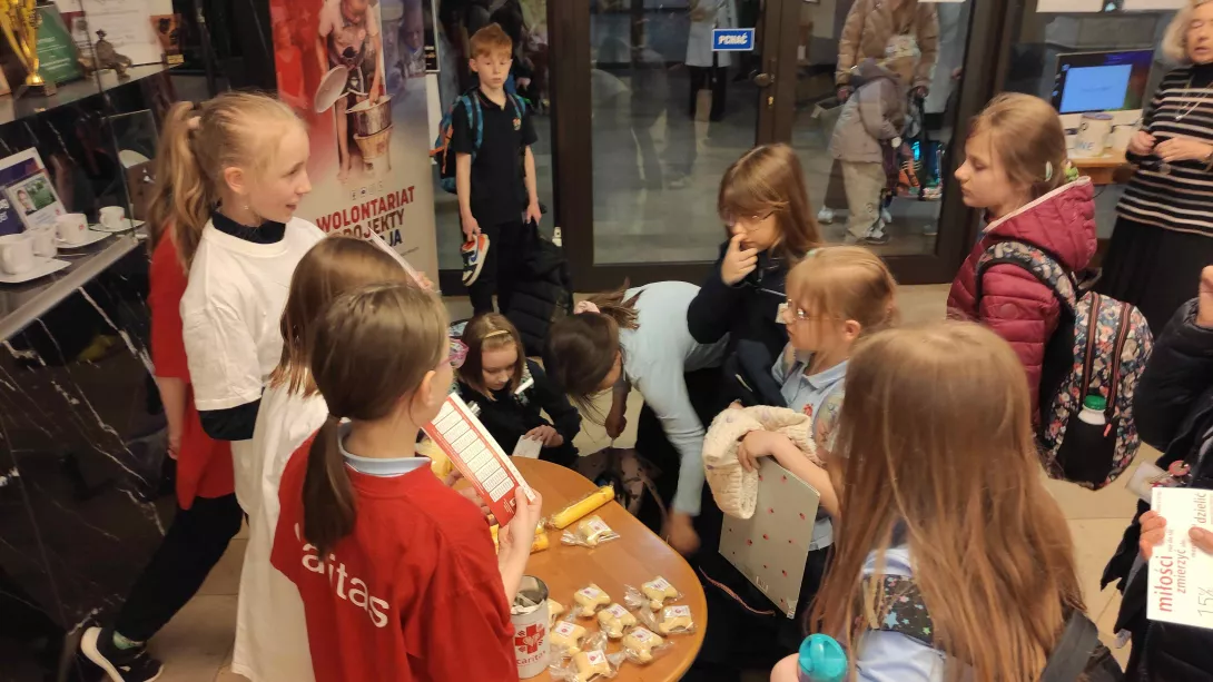Wolontariusze SKC podczas akcji Wielkanocne Dzieło Caritas 