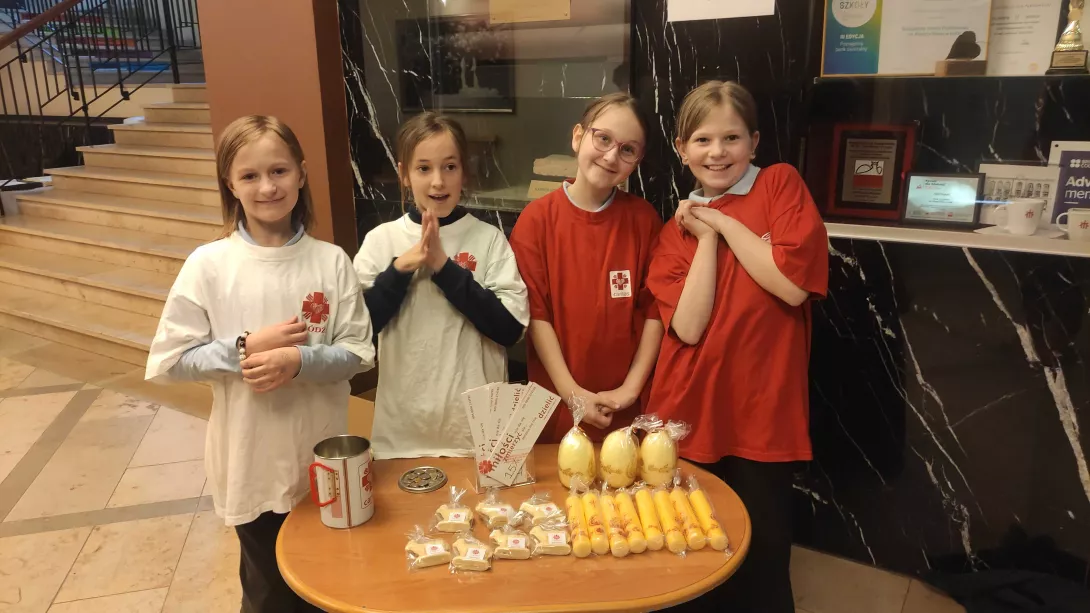 Wolontariusze SKC podczas akcji Wielkanocne Dzieło Caritas 