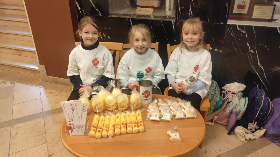 Wolontariusze SKC podczas akcji Wielkanocne Dzieło Caritas 