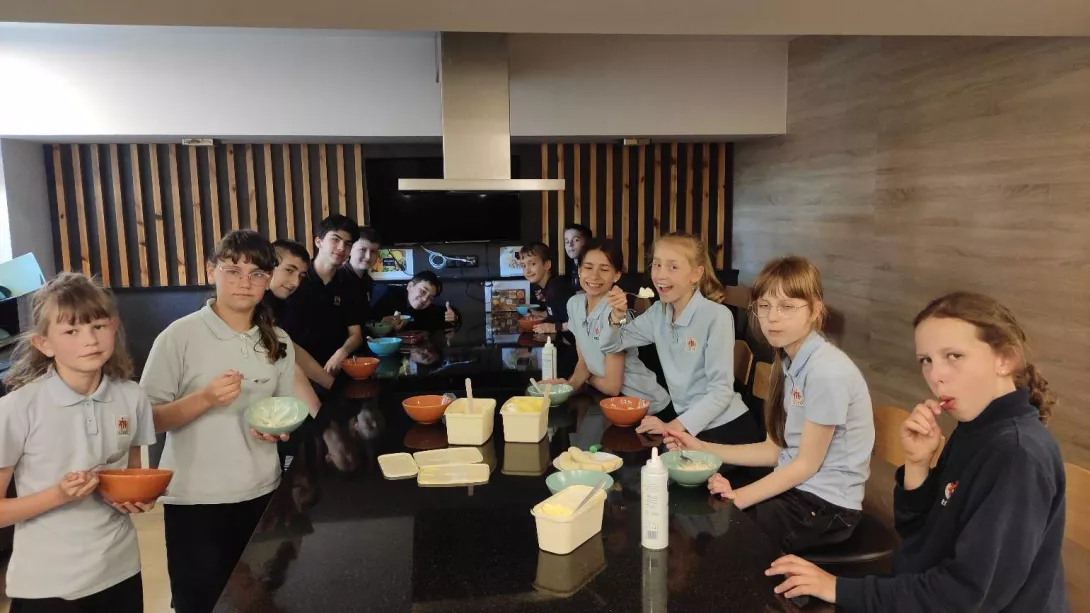 Wolontariusze SKC podczas zajęć w Boskiej Akademii Kulinarnej