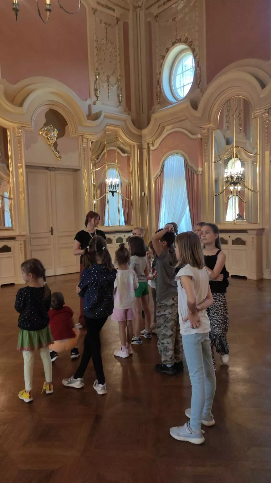Dzieci podczas zwiedzania Muzeum Pałac Poznańskiego 