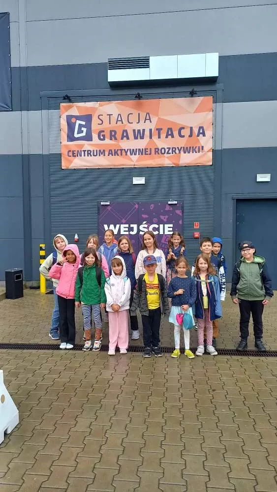 Dzieci w czasie wizyty w Stacji Grawitacji 