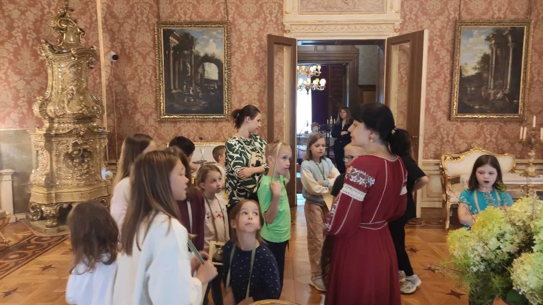 Uczestnicy półkolonii w czasie zajęć w Muzeum Pałac Herbsta 