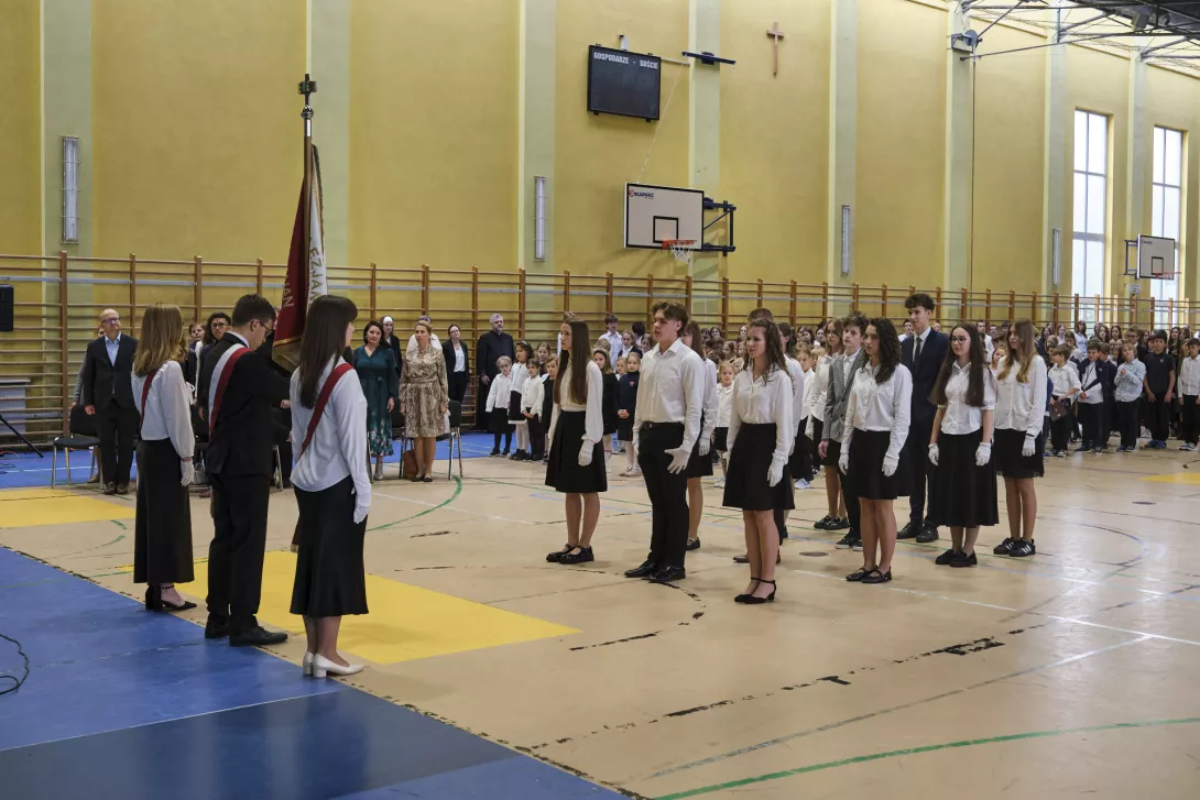 Nowy poczet sztandarowy składa ślubowanie.