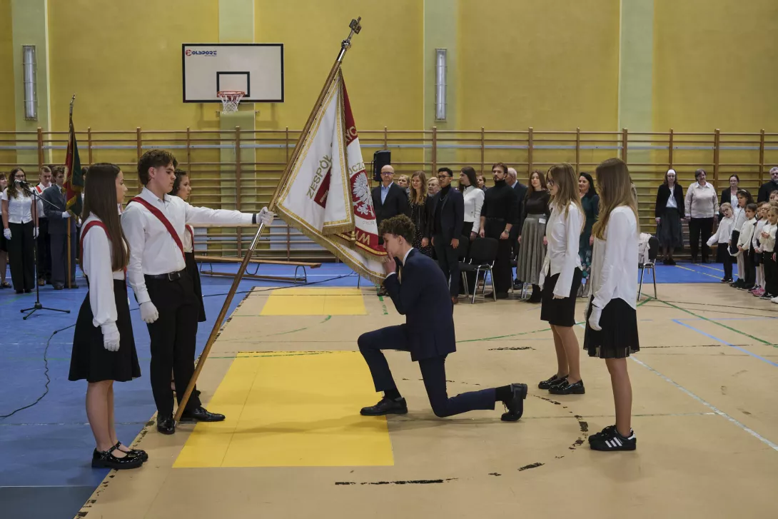 Nowy poczet sztandarowy oddaje hołd sztandarowi szkoły.