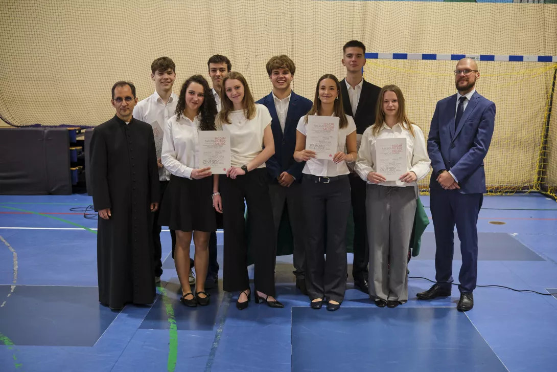 Nowy samorząd uczniowski salezjańskiego liceum wraz z dyrektorem oraz opiekunem panem Dariuszem Ratyńskim.