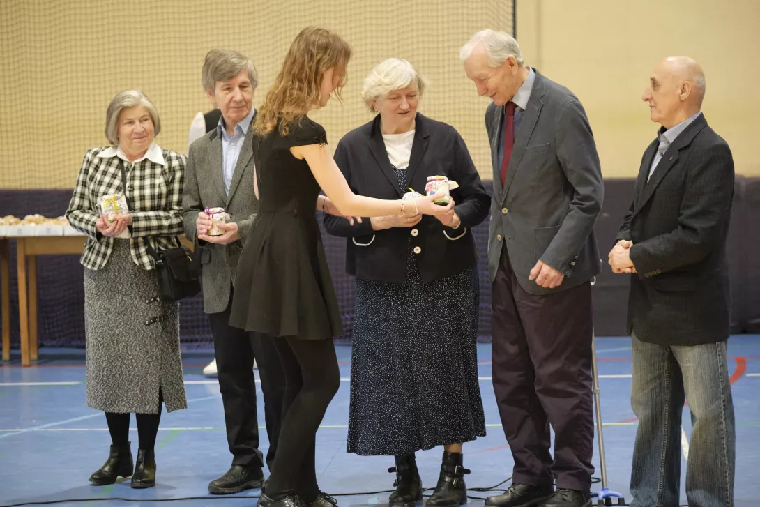 Podziękowania dla emerytowanych nauczycieli szkoły. (fot. Antoni Szumielewicz)