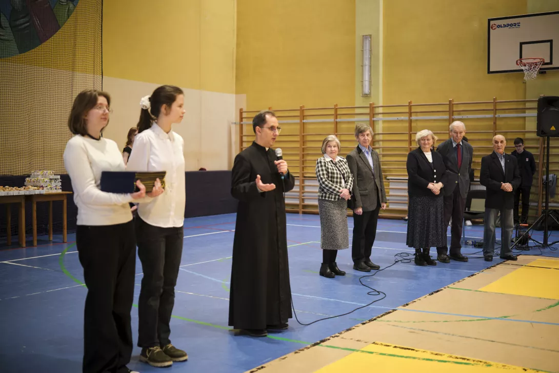 Ksiądz dyrektor dziękuje emerytowanym nauczycielom. (fot. Amelia Szymańska)
