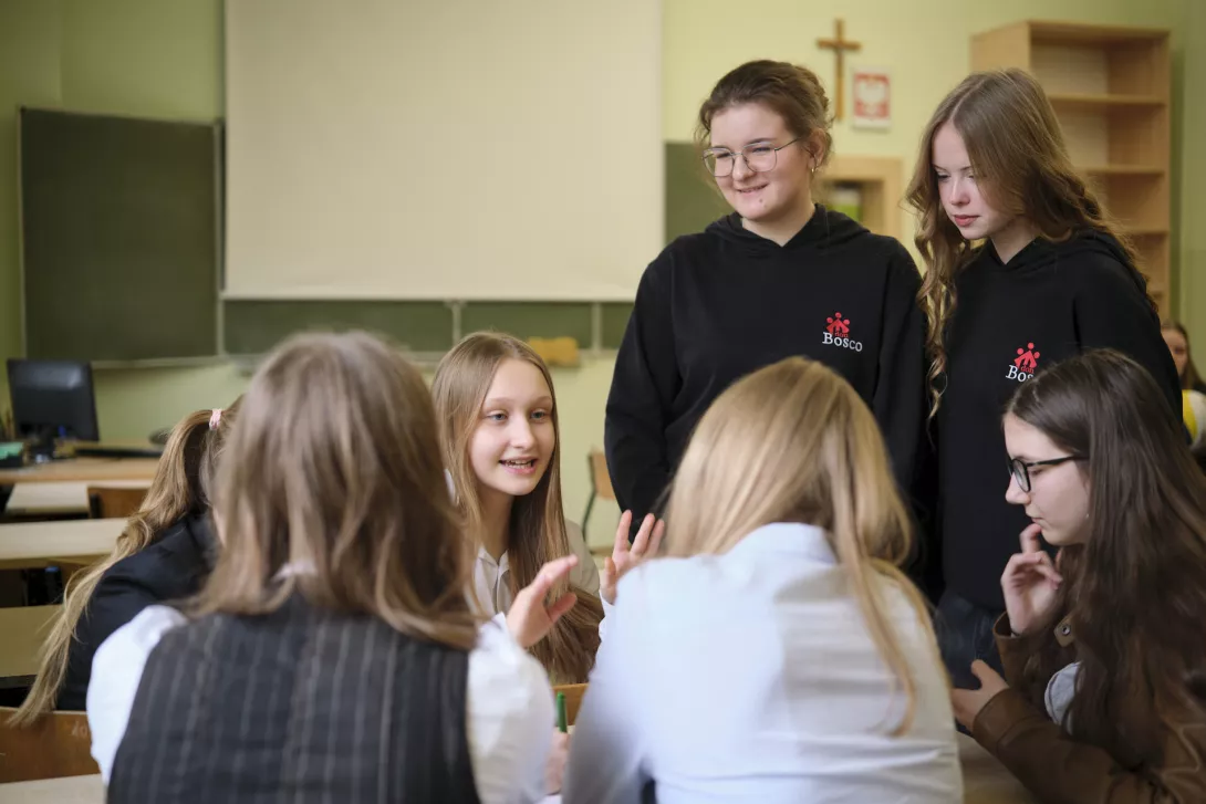 Licealiści prowadzą lekcje dla szkoły podstawowej. (fot. Amelia Szymańska)
