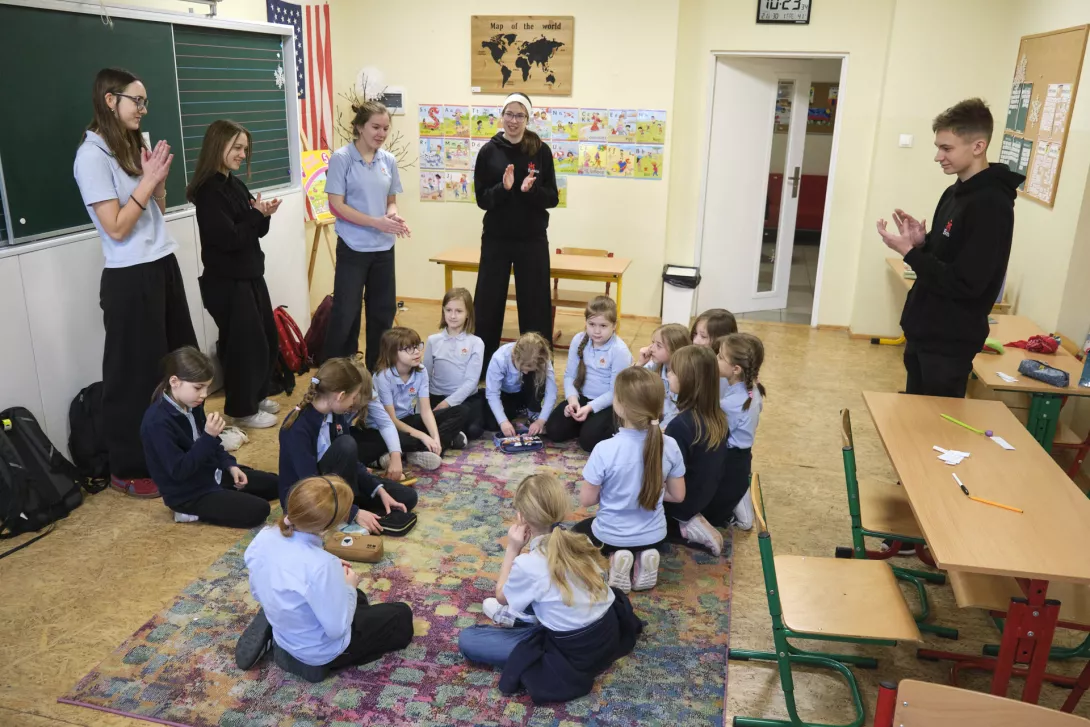 Licealiści prowadzą lekcje dla szkoły podstawowej. (fot. Amelia Szymańska)