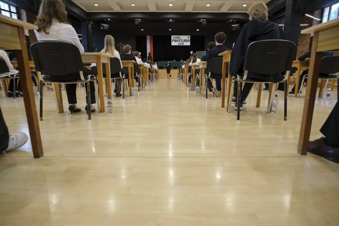 Uczniowie przed rozpoczęciem egzaminu ósmoklasisty 2026 w Auli szkolnej.