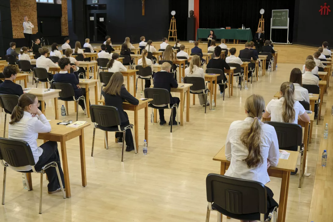 Uczniowie przed rozpoczęciem egzaminu ósmoklasisty 2026 w Auli szkolnej.