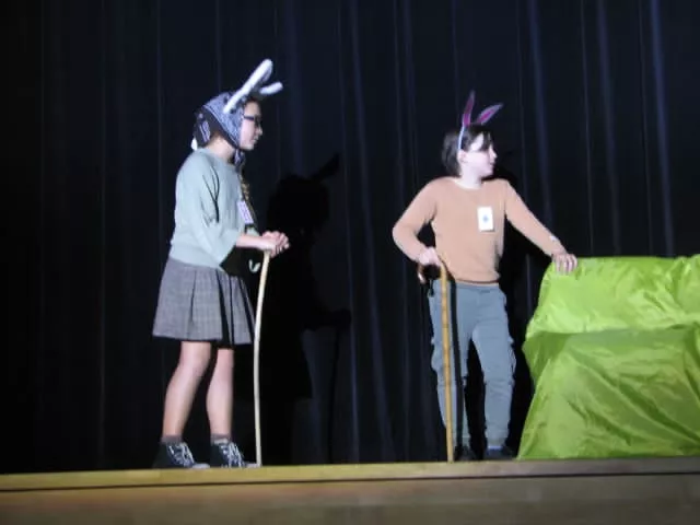 Zdjęcie ze spektaklu "Alicje" w wykonaniu teatru Beznazwy. 