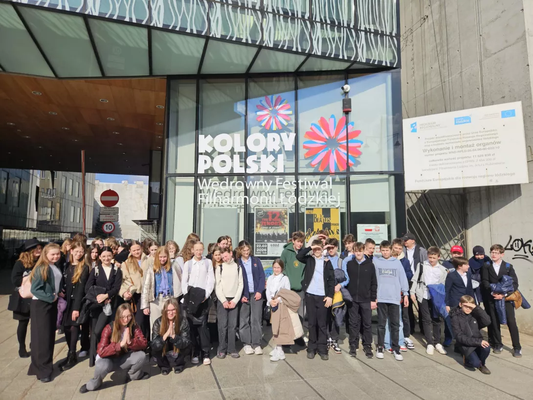 Uczniowie klas szóstych SSP przed budynkiem Filhamornii (fot. A. Manchak)