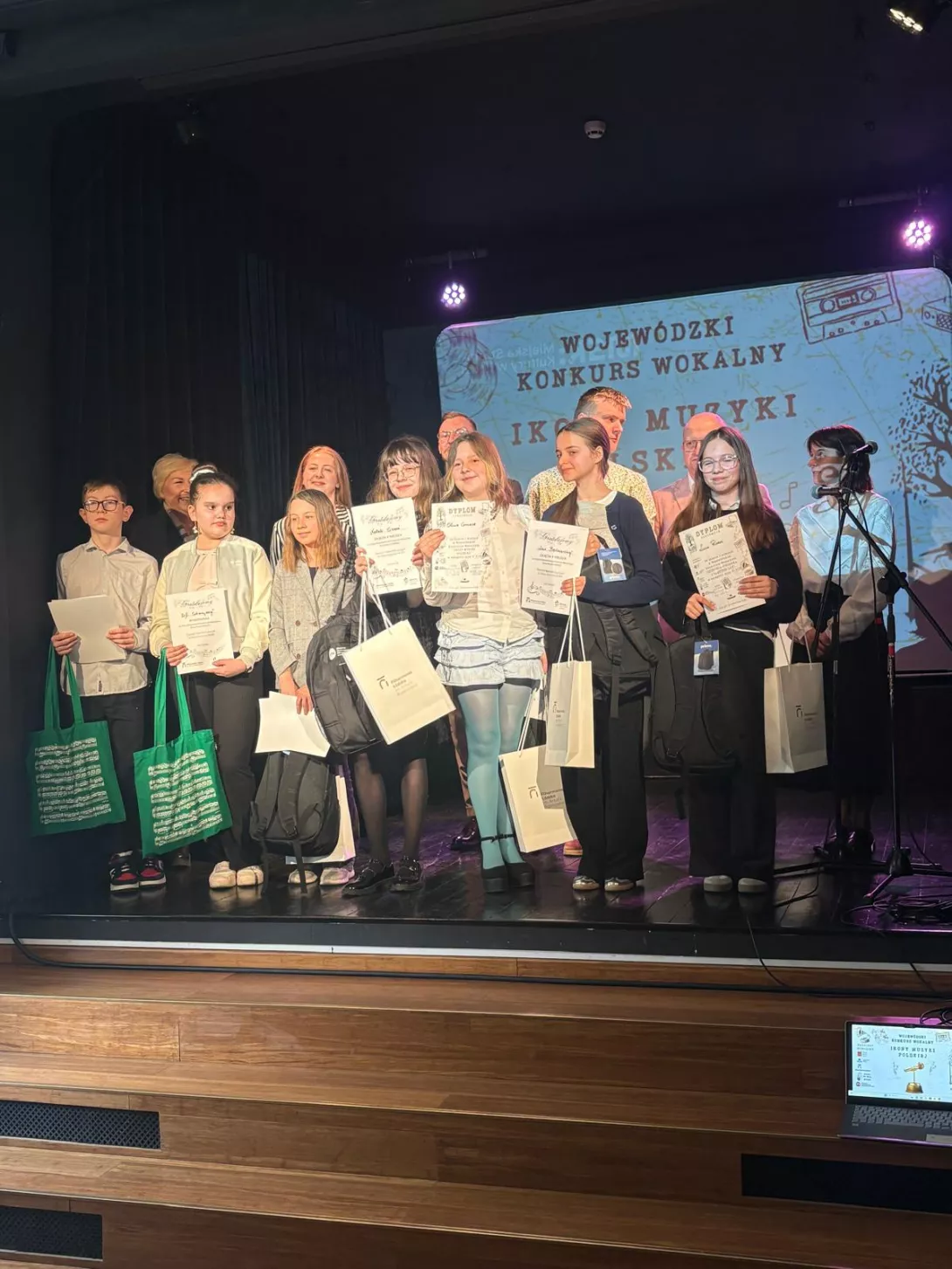 Laureaci Wojewódzkiego Konkursu Piosenki "Ikony polskiej piosenki" kategorii klas 5-8 SP