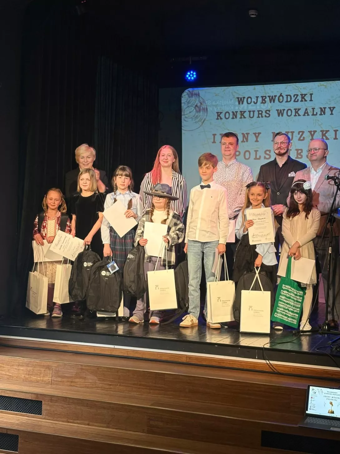 Laureaci Wojewódzkiego Konkursu Piosenki "Ikony polskiej piosenki" kategorii klas 5-8 SP