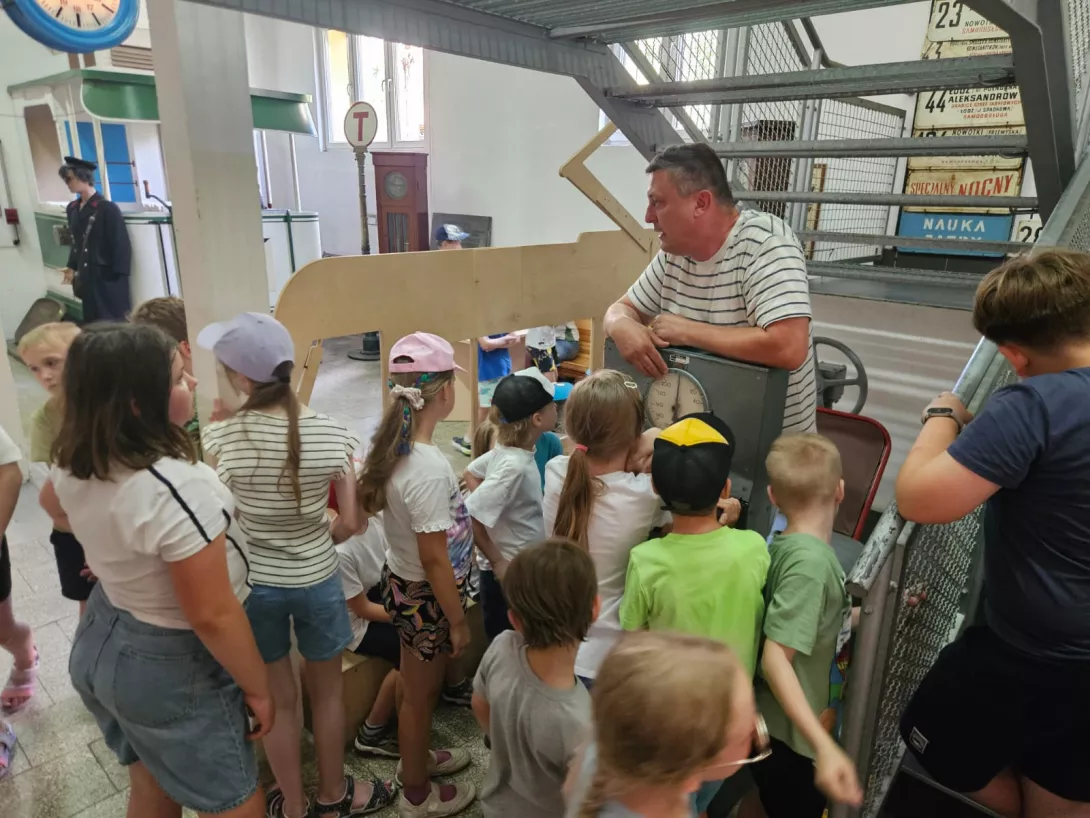 Uczestnicy I turnusu półkolonii SL Salos-Wodna wsłuchani w opowieść przewodnika w Muzeum Komunikacji Miejskiej (foto Aliaksandr Manchak)