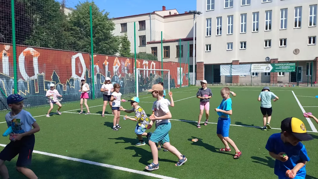 Uczestnicy I turnusu półkolonii SL Salos-Wodna podczas zabawy na szkolnym boisku (foto Aliaksandr Manchak)