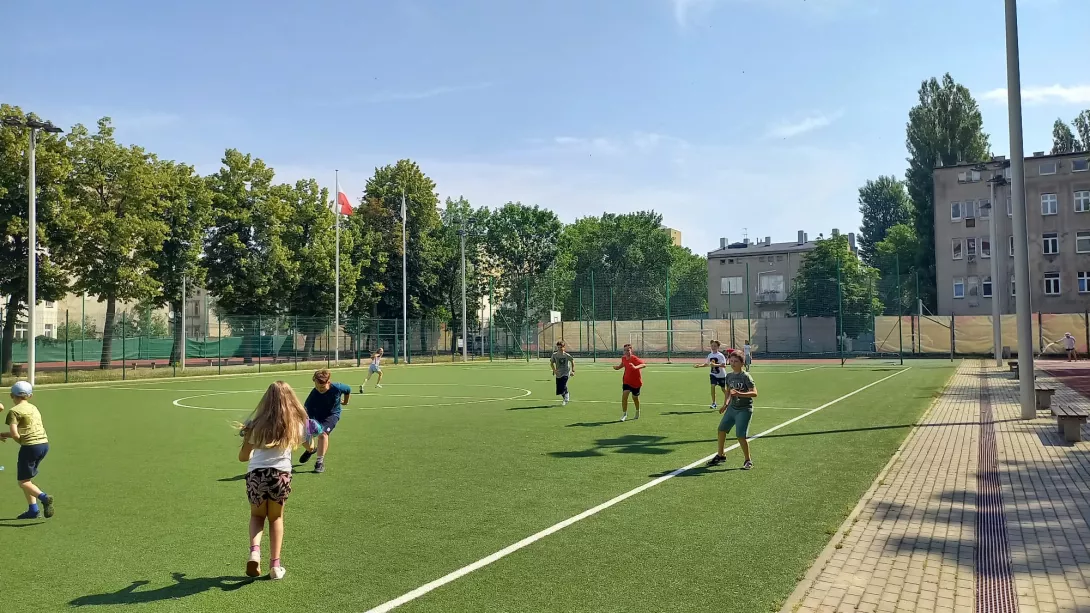 Uczestnicy I turnusu półkolonii SL Salos-Wodna podczas zabawy na szkolnym boisku (foto Aliaksandr Manchak)
