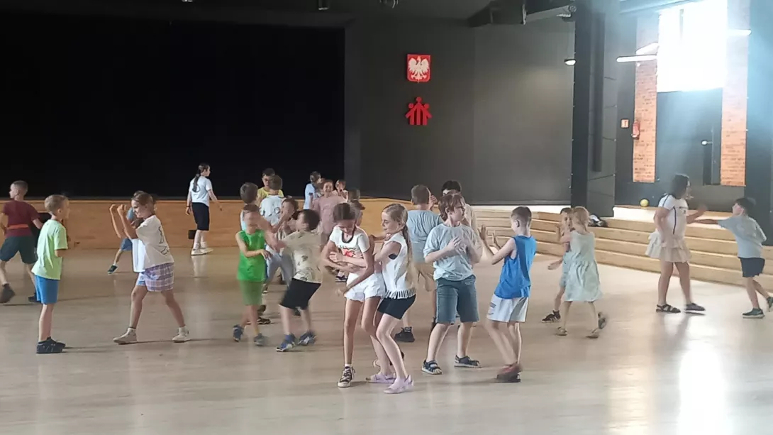 Uczestnicy I turnusu półkolonii SL Salos-Wodna podczas zabawy w szkolnej auli (foto Aliaksandr Manchak)