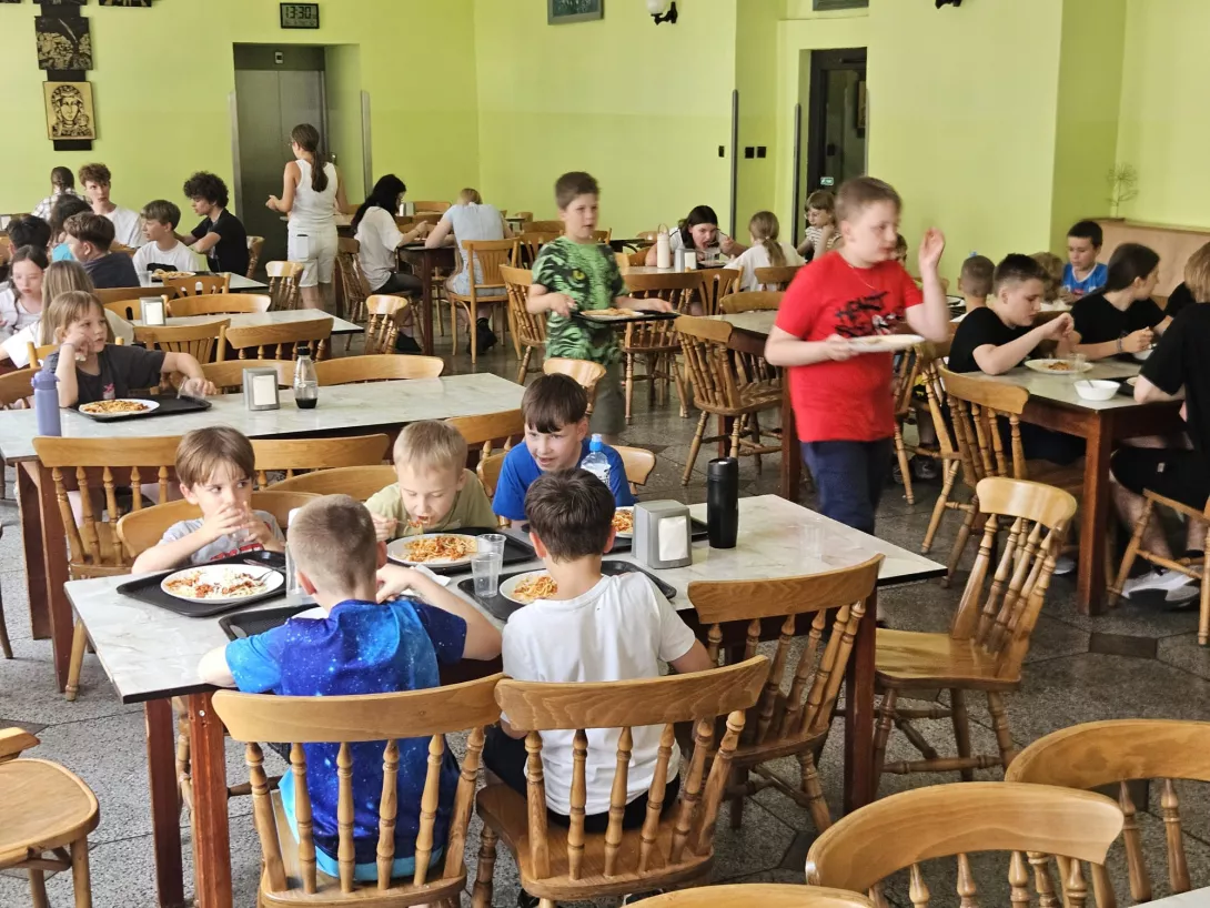 Uczestnicy I turnusu półkolonii organizowanych przez SL Salos-Wodna, obiad (foto Aliaksandr Manchak)
