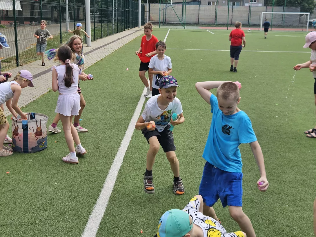 Uczestnicy I turnusu półkolonii organizowanych przez SL Salos-Wodna, bitwa na wodne balony (foto Aliaksandr Manchak)