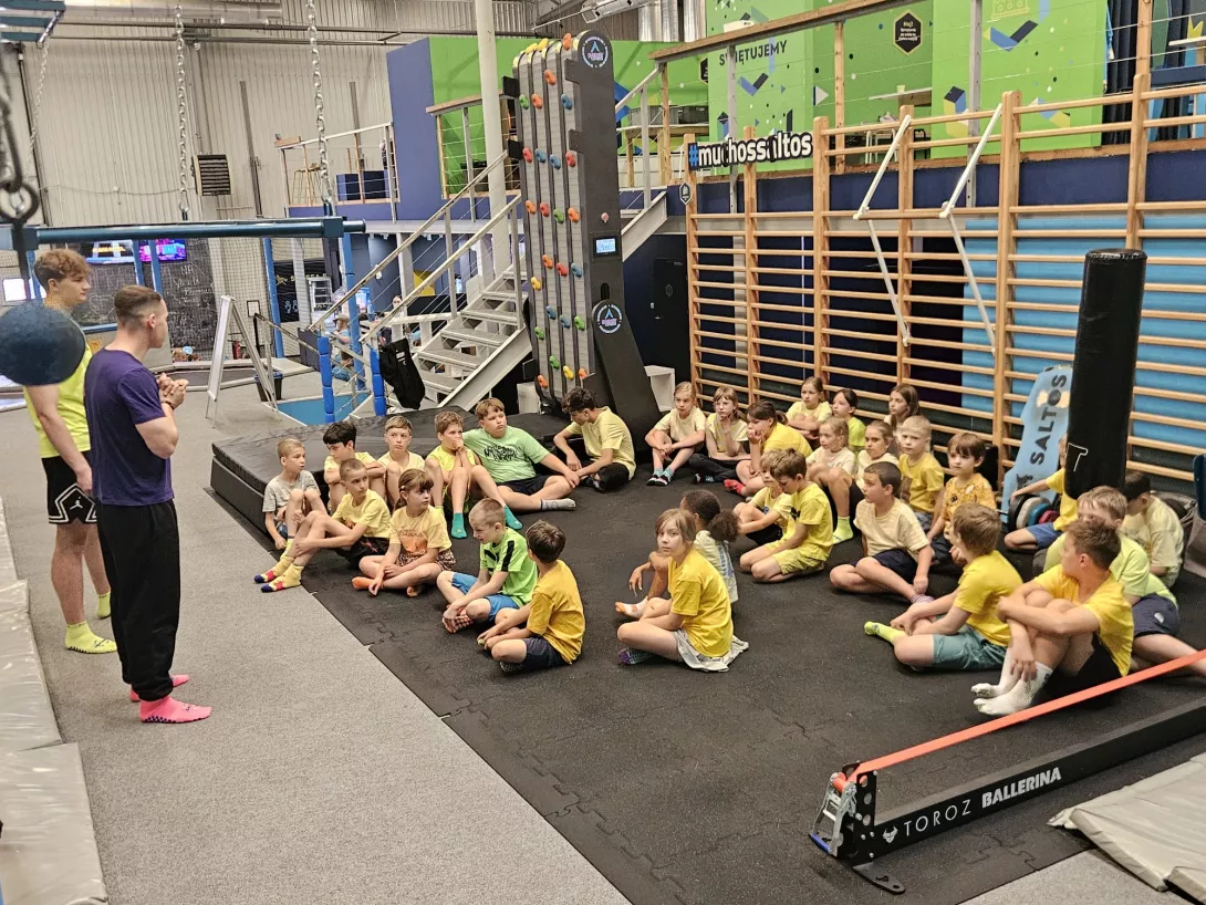 Uczestnicy I turnusu półkolonii organizowanych przez SL Salos-Wodna, zabawy w parku trampolin SALTOS (foto Aliaksandr Manchak)
