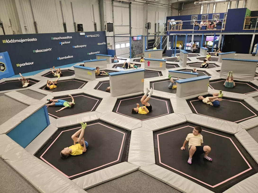 Uczestnicy I turnusu półkolonii organizowanych przez SL Salos-Wodna, zabawy w parku trampolin SALTOS (foto Aliaksandr Manchak)