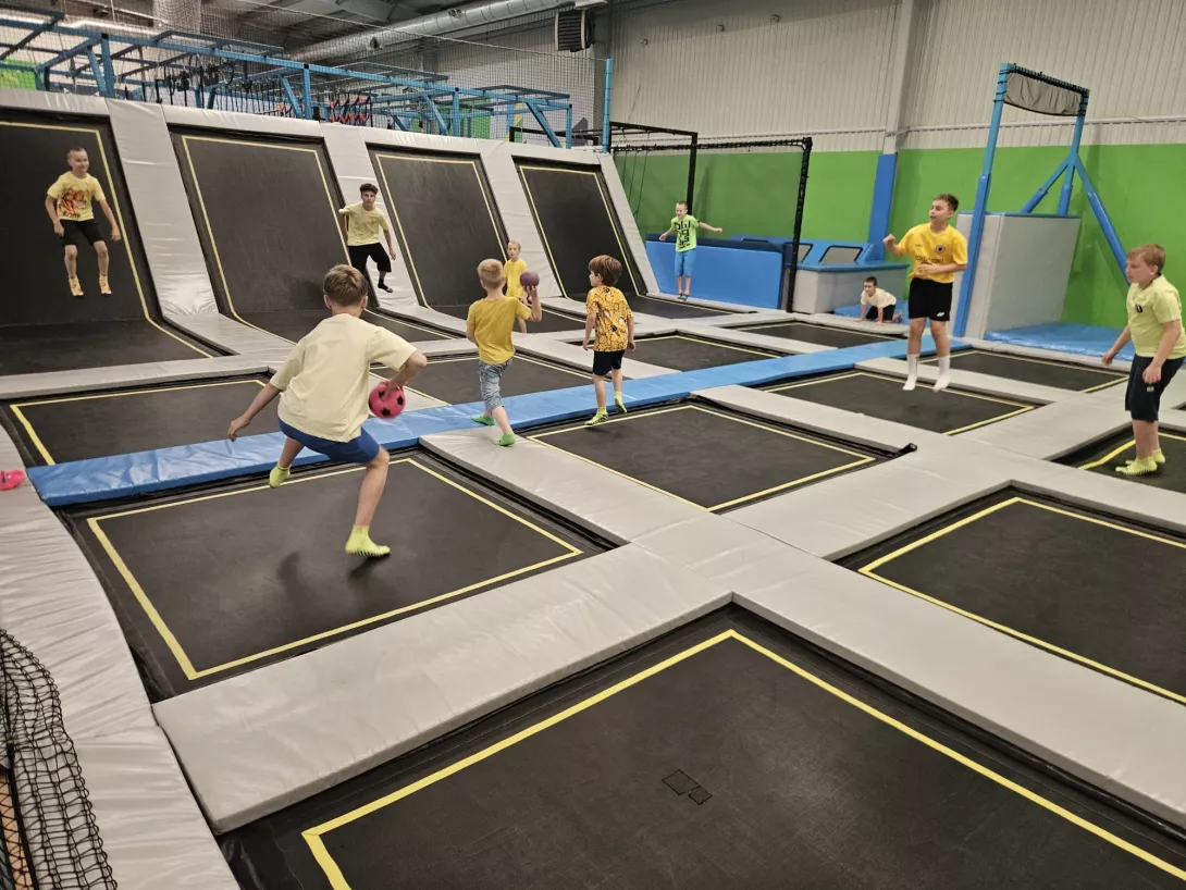 Uczestnicy I turnusu półkolonii organizowanych przez SL Salos-Wodna, zabawy w parku trampolin SALTOS (foto Aliaksandr Manchak)