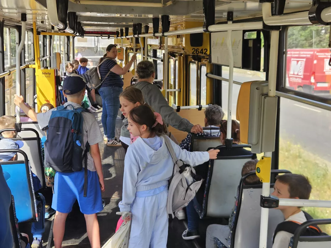 Uczestnicy I turnusu półkolonii organizowanych przez SL Salos-Wodna, w tramwaju komunikacji miejskiej (foto Aliaksandr Manchak)