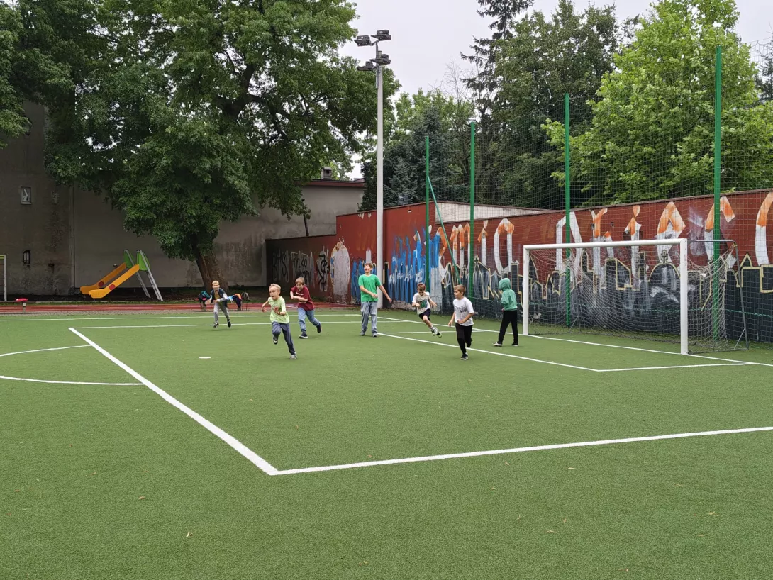 Uczestnicy III turnusu półkolonii SL Salos-Wodna na boisku (foto Sylwia Gajewska)