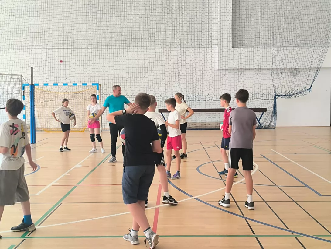 Uczestnicy obozu siatkarskiego SL Salos-Wodna w Toruniu podczas treningu (foto Anna Lauk-Żuraw)