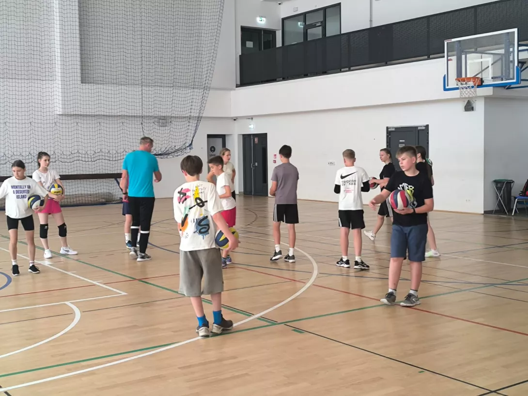 Uczestnicy obozu siatkarskiego SL Salos-Wodna w Toruniu podczas treningu (foto Anna Lauk-Żuraw)