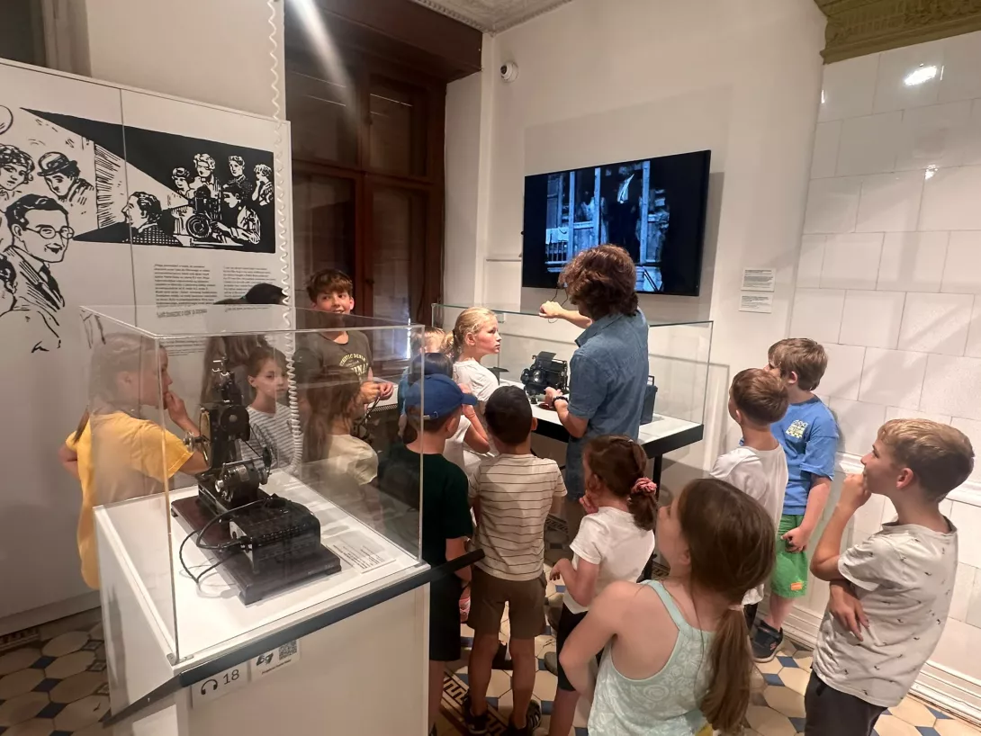Uczestnicy III turnusu półkolonii SL Salos-Wodna podczas wycieczki w Muzeum Kinematografii (foto Sylwia Gajewska)